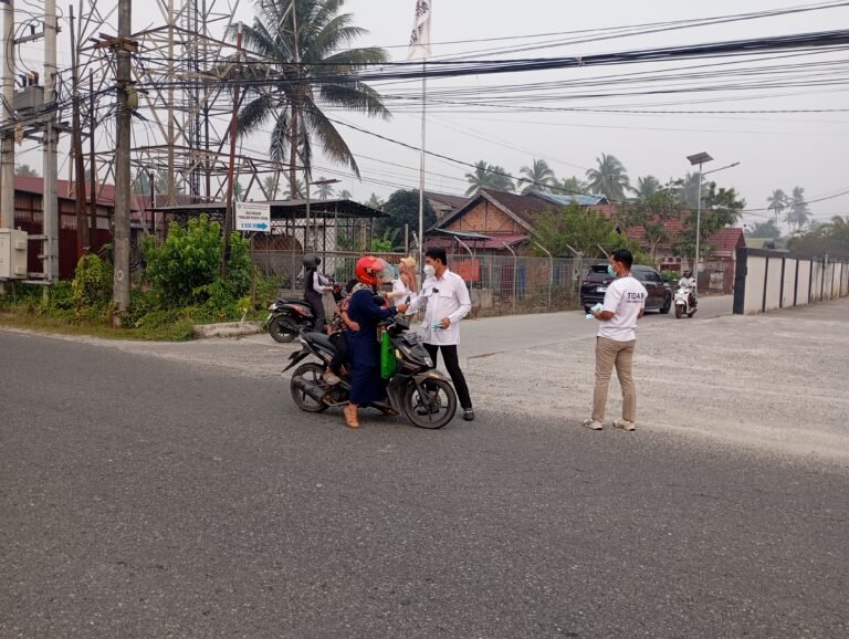 DPC Gerindra PPU Bagikan Masker kepada Warga, Raup Muin Ingatkan Bahaya Asap Karhutla